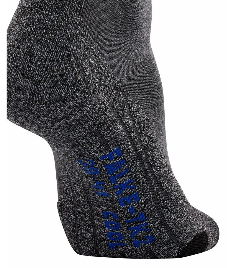 Detailaufnahme der grauen TK2 Cool Herren Trekking Socke mit blauem Schriftzug, Fokus auf Ferse und Knöchel.