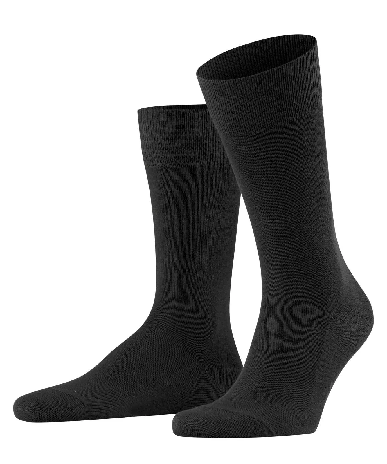 Zwei schwarze FALKE Family Socken, eine leicht nach vorne geneigt, auf weißem Grund.