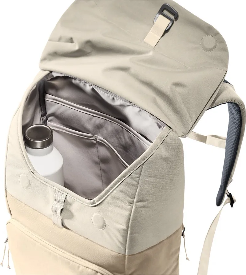 Geöffneter, hellbrauner Deuter UP Sydney Rucksack mit Innenfächern und einer weißen Trinkflasche.