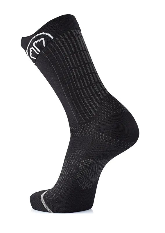 Schwarze, lange Socke mit grauen Streifen und einem weißen Logo am oberen Rand, von der Seite auf weißem Hintergrund.