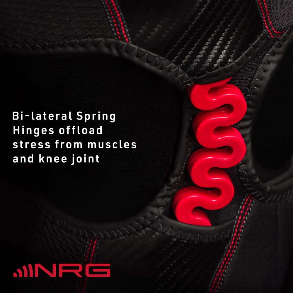 Detailansicht der McDavid NRG Knee Over Wrap 30590, mit rotem Feder-Scharnier an schwarzer Kniebandage.