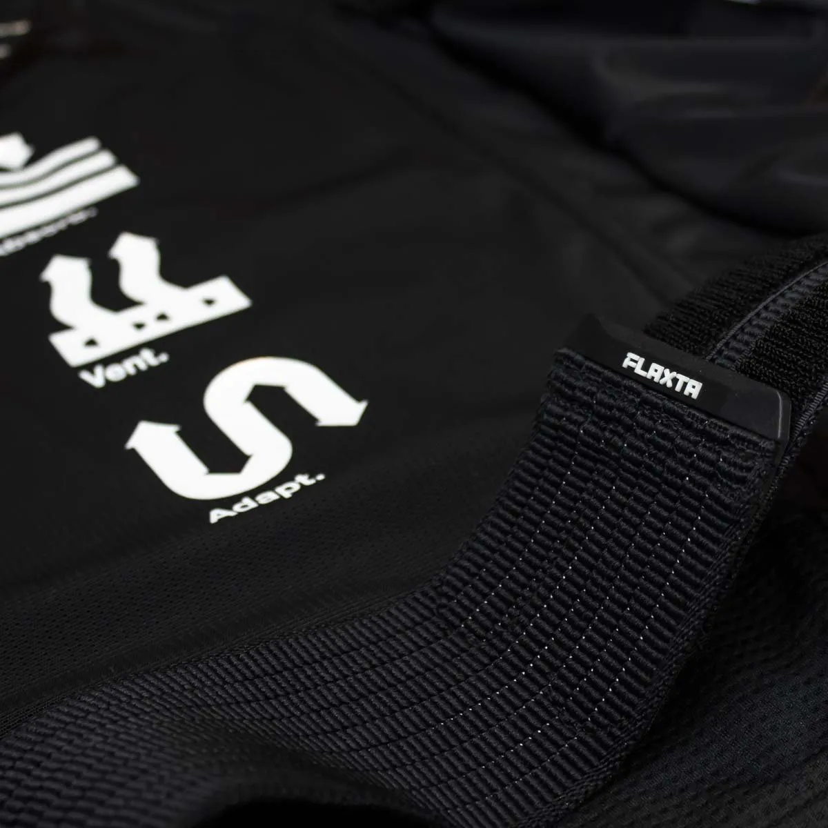 Detailaufnahme der Behold Men Rckenprotektor-Weste. Flaxta Logo und AVA-System Aufdruck.