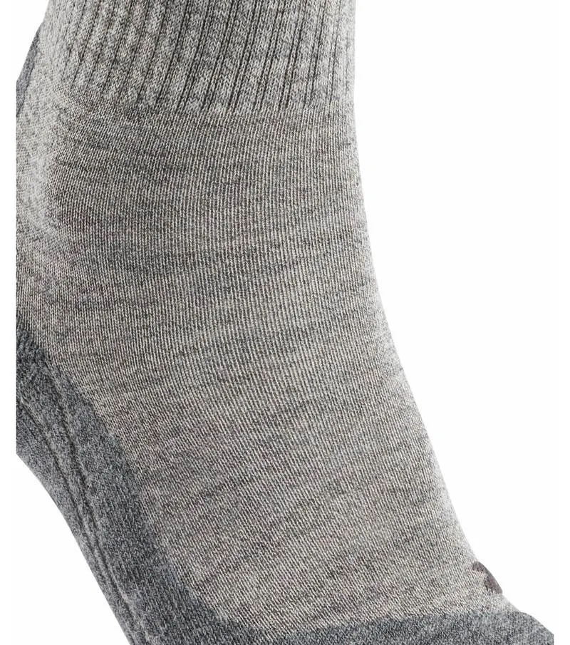 Detailaufnahme einer grauen Trekking-Socke aus Wolle mit geripptem Bund.