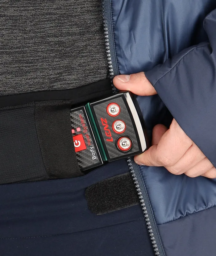 Detailansicht der Lenz Heat Pants 2.0 mit eingesetztem Akkupack am Hosenbund.