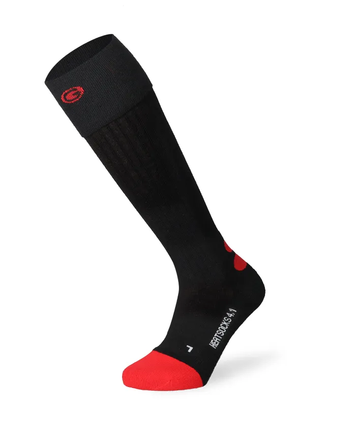 Eine lange, schwarze Socke mit roter Zehenkappe steht aufrecht, leicht gebogen. Am Schaft ist ein Logo.