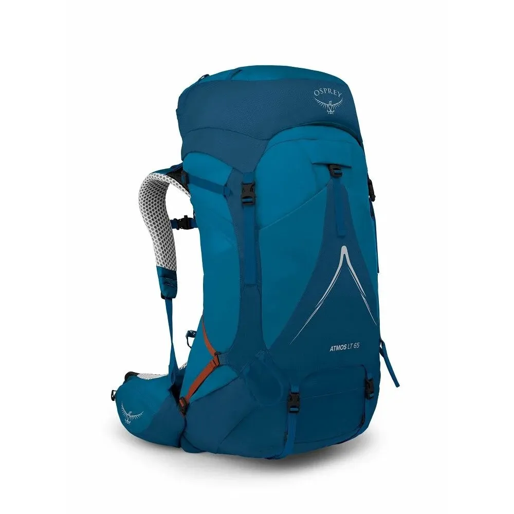Großer blauer Osprey Atmos LT 65 Trekkingrucksack, aufrecht vor weißem Hintergrund. Kombiniert hell- und dunkelblaue Stoffe, ergonomische Netz-Schultergurte, verstellbare orange Kompressionsriemen, Osprey-Logo und Modellname.