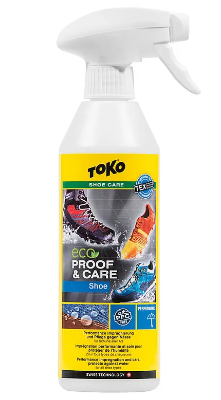 Weiße Sprühflasche Toko Eco Shoe Proof & Care mit Schuhen auf gelbem Etikett.
