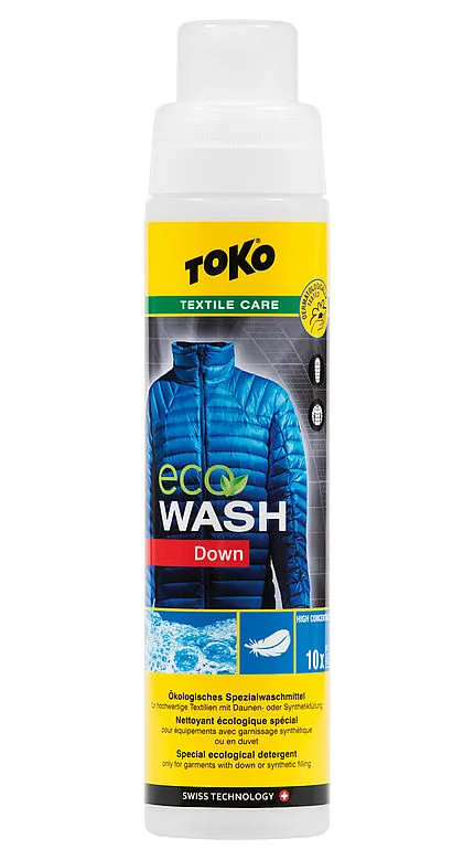 Weiße Flasche Toko Eco Down Wash mit blauer Daunenjacke und Schrift.