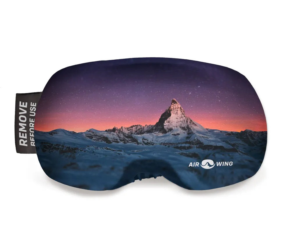 Skibrillenschutz Airwing Cervin mit Bergmotiv und Sternenhimmel.