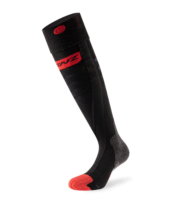 Eine schwarze, knielange Lenz Heat Socke mit roter Zehenkappe und rotem Lenz-Logo. Der Fersenbereich ist grau.