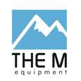 Logo mit hellblauem Bergpiktogramm über dem Text "THE M equipment" in schwarzer Schrift.
