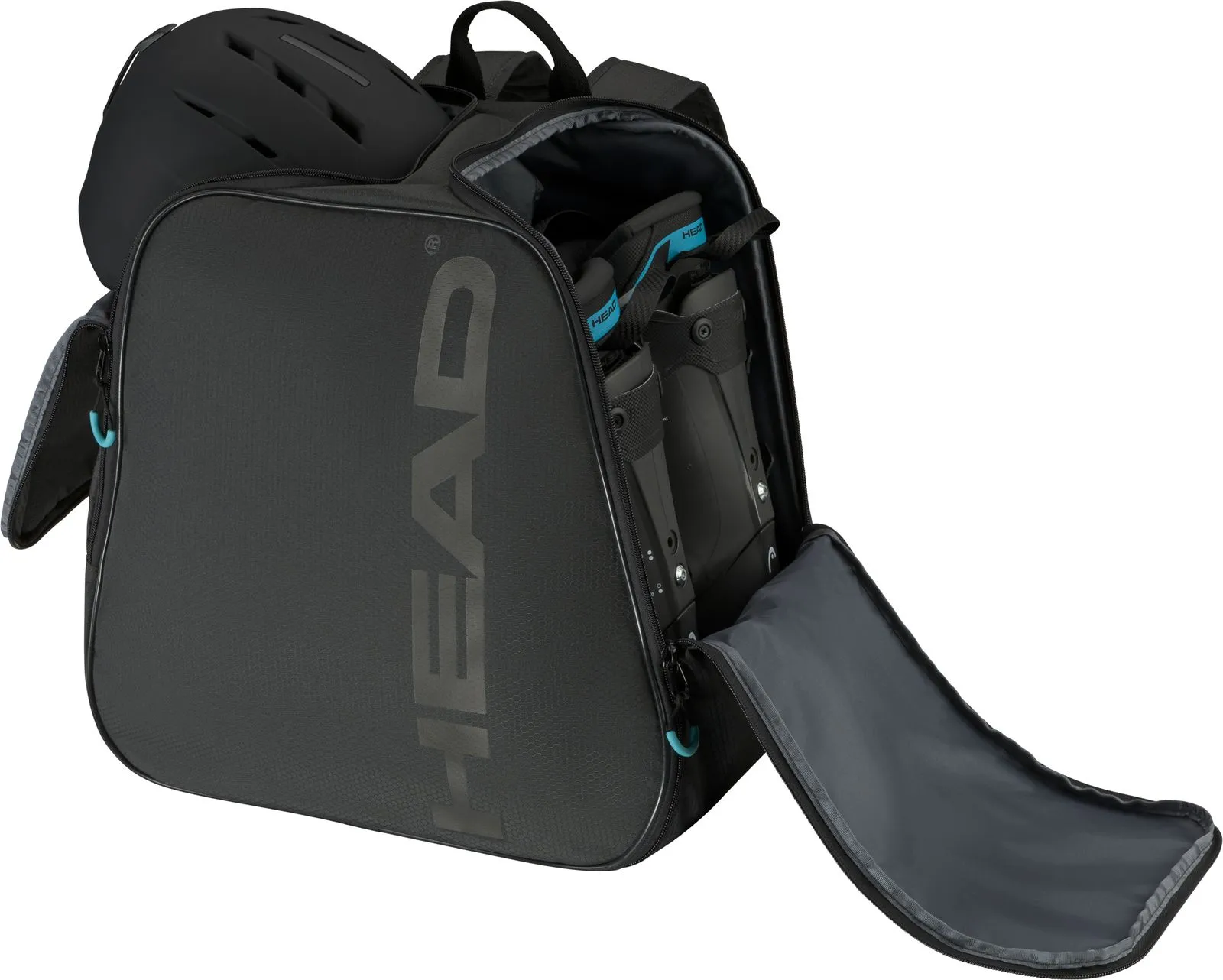 Schwarzer Head Boot Backpack mit Helm und Skischuhen. Die Tasche hat offene Fächer.