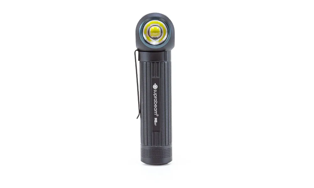 Schwarze Suprabeam M6xr USB-C Multilampe mit angewinkeltem Leuchtkopf und Clip.