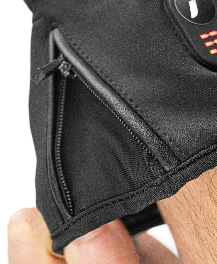 Nahaufnahme eines schwarzen Reusch Heat Essence Handschuhs mit Reißverschlussdetail und LED-Anzeige am Handrücken.