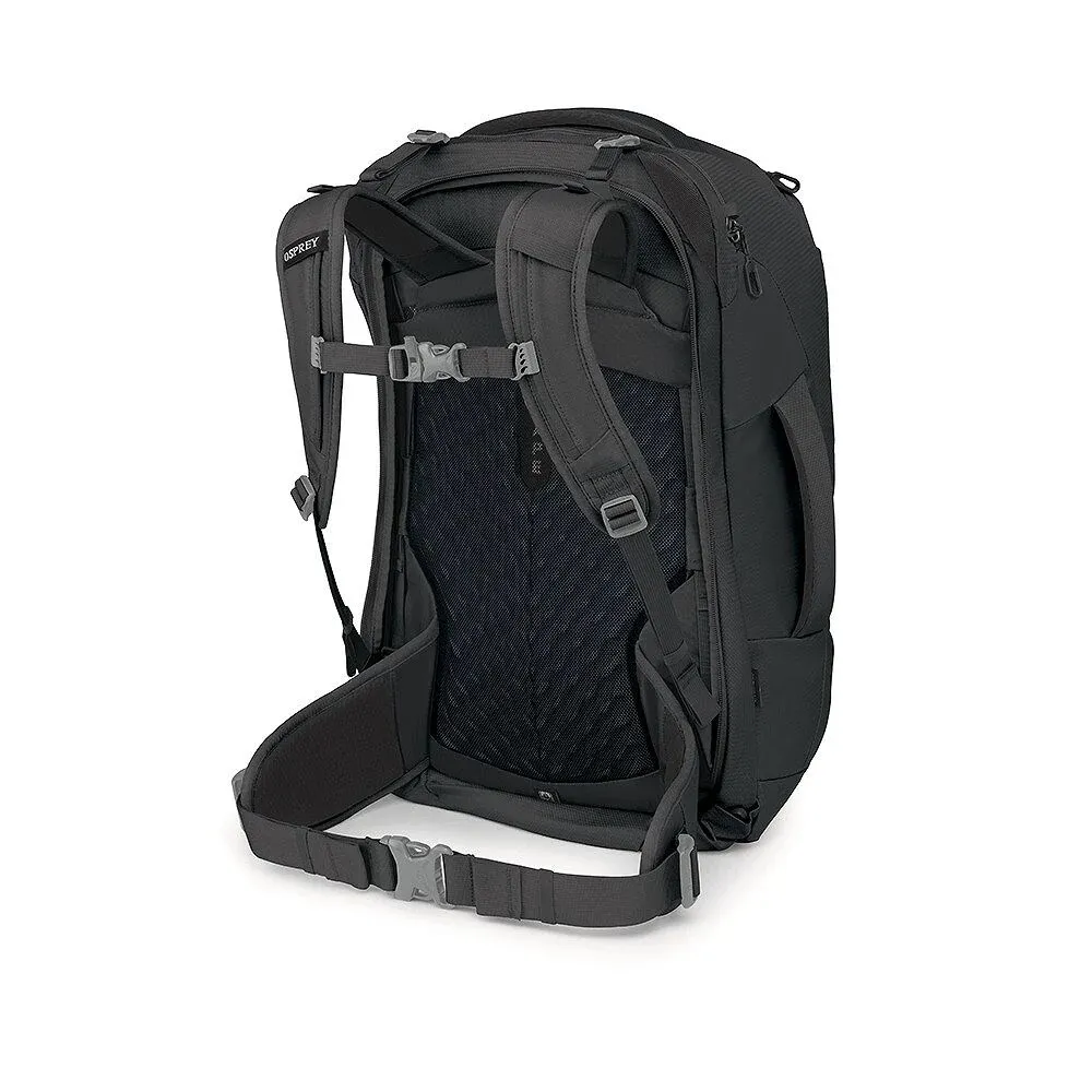 Rückansicht eines schwarzen Osprey Fairview 40 Reiserucksacks. Sichtbar: gepolsterte, verstellbare Schultergurte, atmungsaktives Netzrückenpaneel zur Ventilation sowie ergonomischer Hüftgurt mit Schnalle für hohen Tragekomfort.