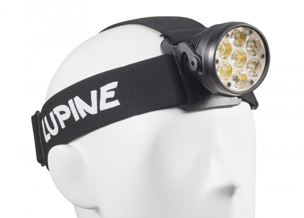 Betty RX7 Stirnlampe Nahaufnahme einer Betty RX7 Stirnlampe mit sieben LEDs auf einem weißen Kopfmodell. Das Stirnband ist schwarz mit weißer Schrift.