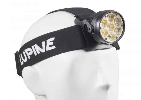 Nahaufnahme einer Betty RX7 Stirnlampe mit sieben LEDs auf einem weißen Kopfmodell. Das Stirnband ist schwarz mit weißer Schrift.