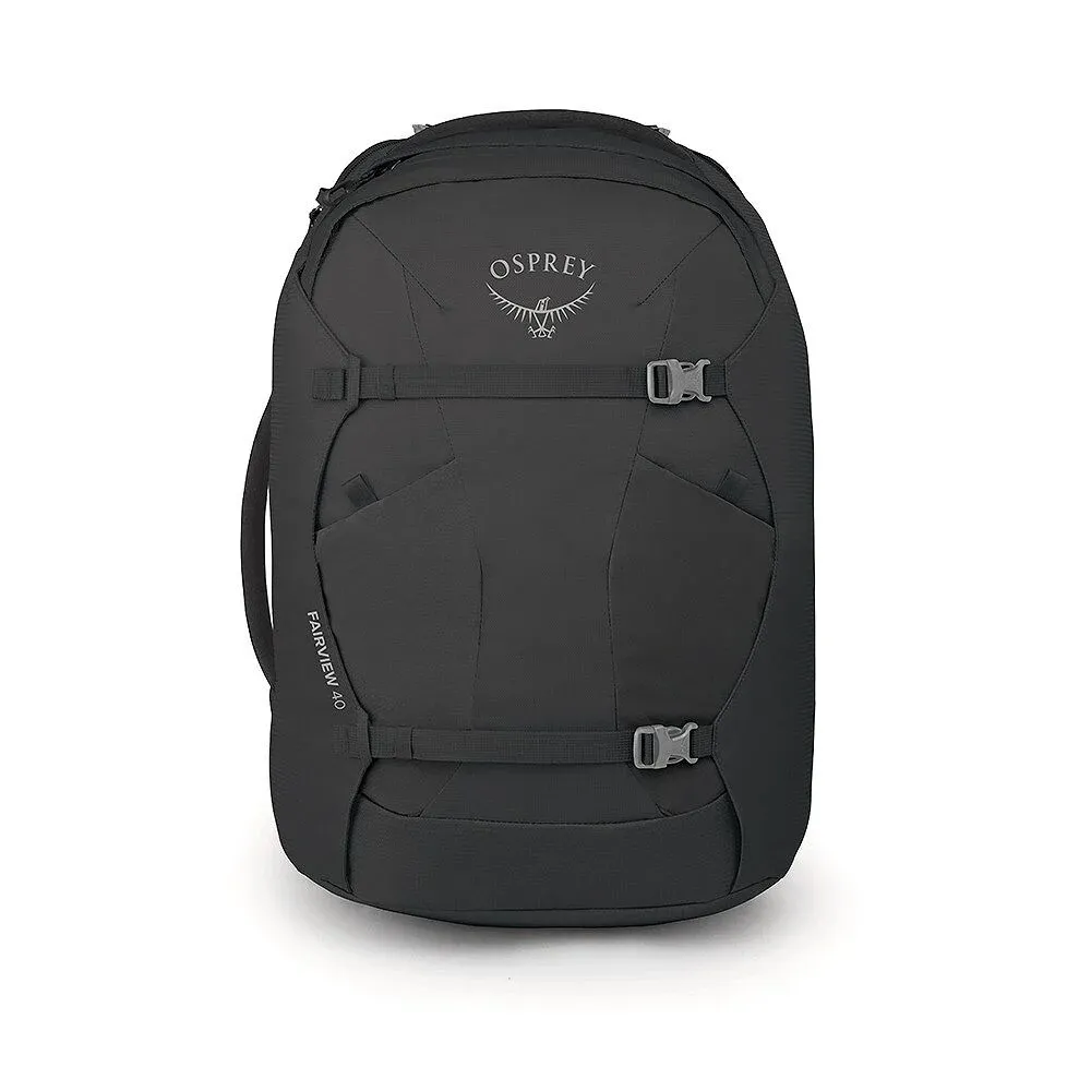 Schwarzer Osprey Fairview 40 Reiserucksack, aufrecht stehend. Mit Osprey-Logo oben, zwei Kompressionsriemen mit grauen Schnallen vorn und seitlichem Tragegriff. Kompakt und funktional, ideal als Damen-Handgepäck.