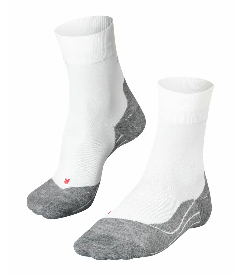 Zwei weiße RU4 Herren Laufsocken mit grauen Akzenten auf weißem Hintergrund.