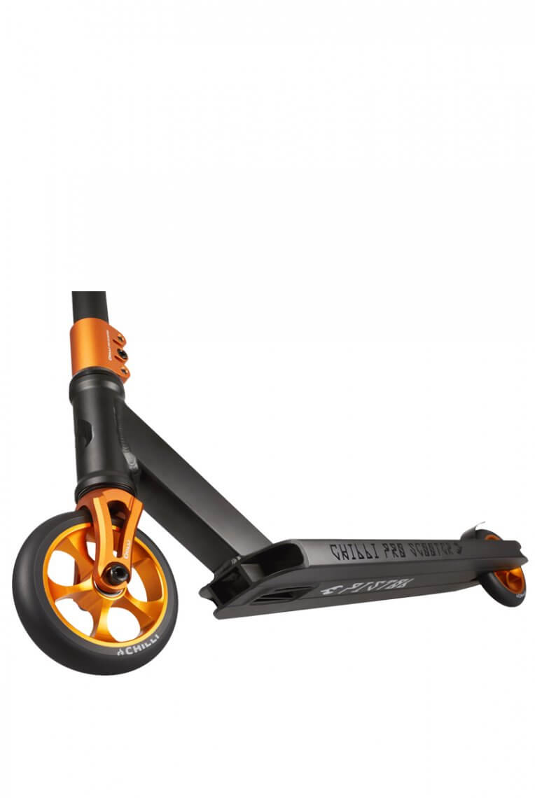 Nahaufnahme: Chilli Pro Scooter Reaper Reloaded in Pistol Gold mit orangefarbenen Rädern und schwarzem Deck.