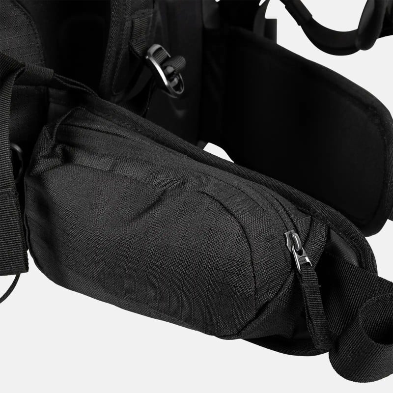 Detailansicht: Schwarzer Jones Further 25L Backpack, Reißverschlusstasche, Träger und Schnalle.