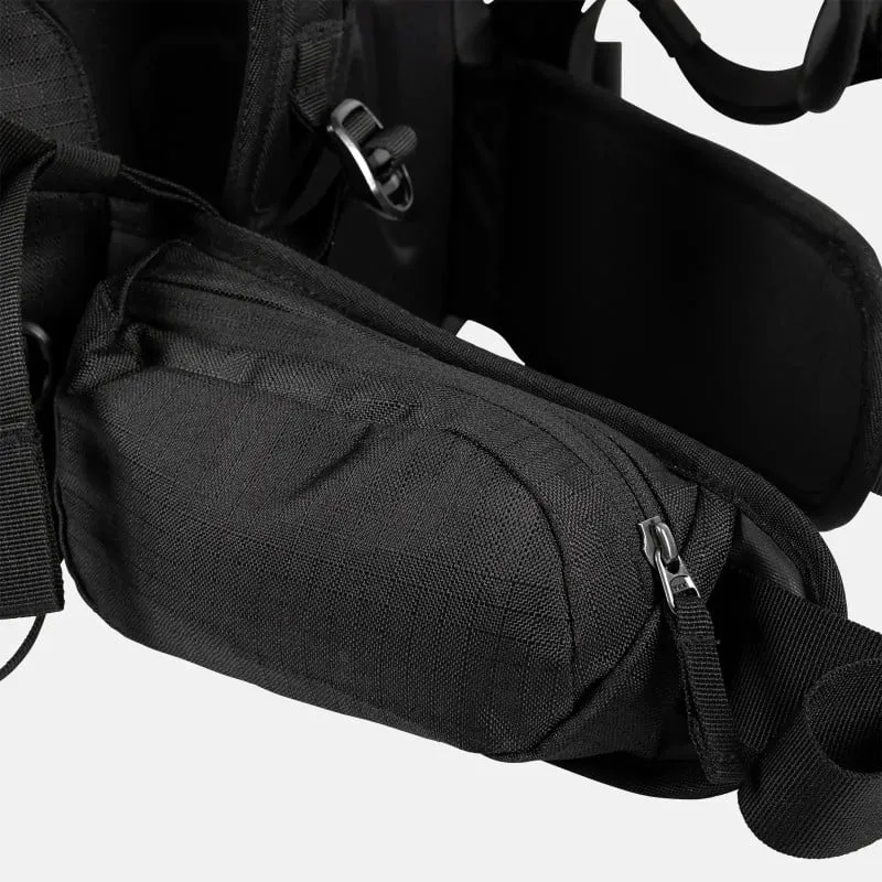 Detailansicht: Schwarzer Jones Further 25L Backpack, Reißverschlusstasche, Träger und Schnalle.