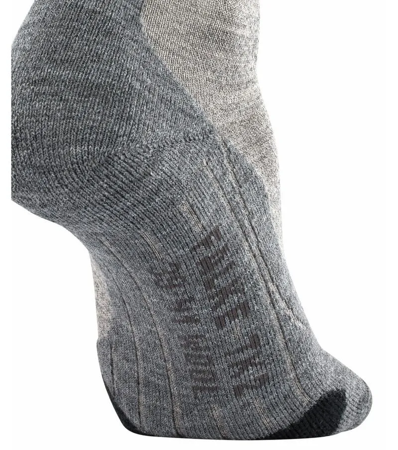 Detailaufnahme einer grauen TK2 Wool Herren Trekking Socke am Fuß, mit Rippenstruktur und Schriftzug.