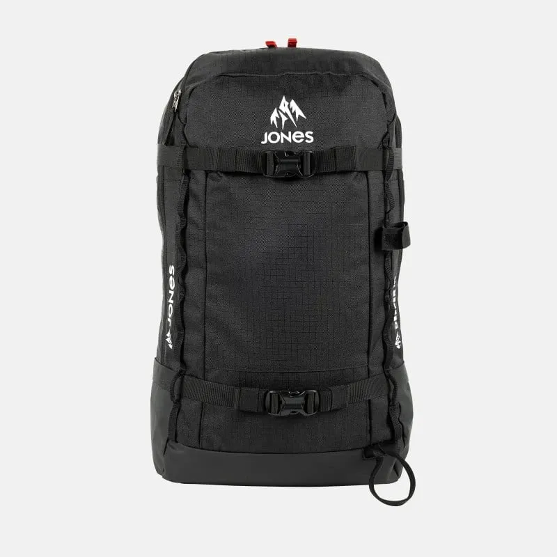 Schwarzer Jones Deeper 19L Rucksack mit Trägern und Logo. Ideal für Sidecountry-Touren.