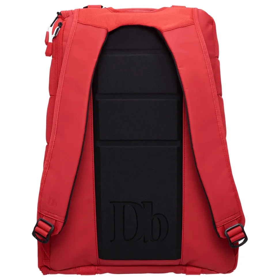 Rückansicht des roten Douchebags The Base 15L Rucksacks mit schwarzen Polstern und Tragegurten.