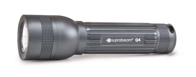 Suprabeam Q4 Taschenlampe Nahaufnahme der Suprabeam Q4 Taschenlampe in Dunkelgrau mit geriffeltem Griff. Das Logo und der Produktname sind gut sichtbar.