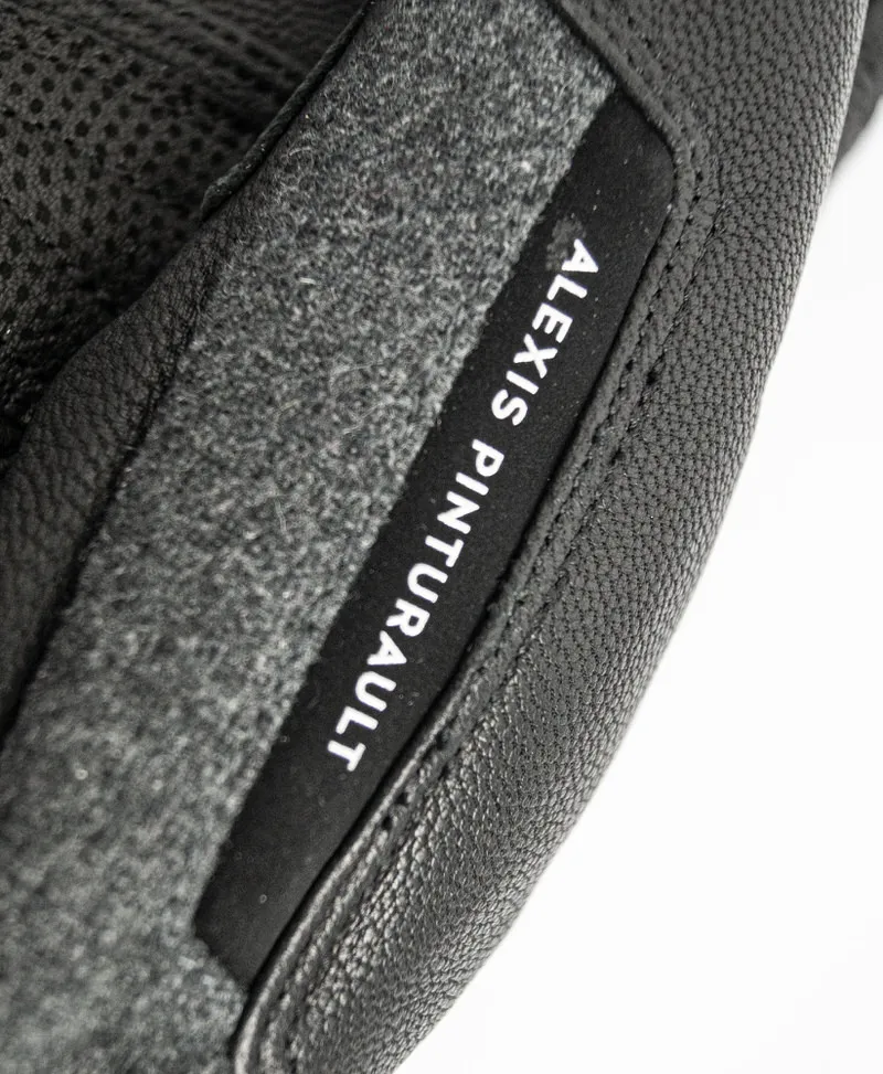 Detailansicht vom Reusch Alexis Pinturault GTX Handschuh mit Leder und Alexis Pinturault Schriftzug.