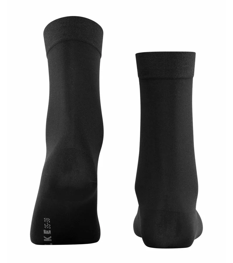 Zwei schwarze Baumwoll Damen Socken, aufrecht stehend.
