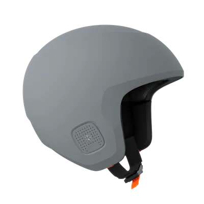 Grauer Helm mit Kinnriemen, seitlichen Belüftungslöchern und Innenpolsterung, isoliert auf weißem Hintergrund.