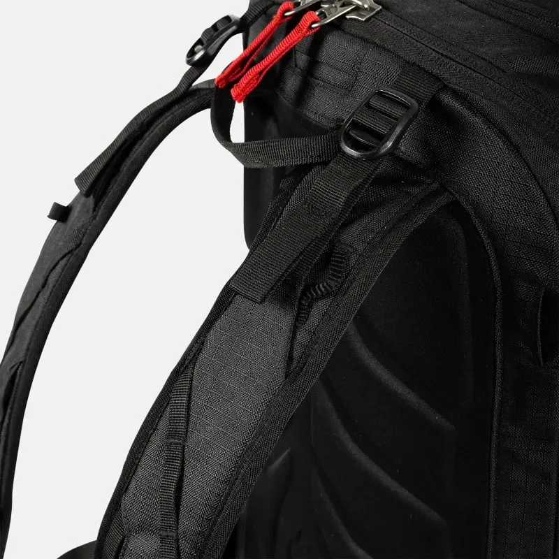 Detailansicht des Jones Deeper 19L Backpack, zeigt Schultergurte und Rückenpanel in Schwarz. Rote Details am Reißverschluss.