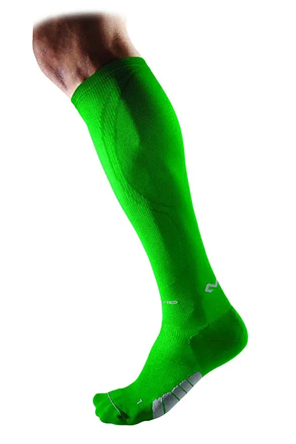 Ein Bein, das eine lange, grüne McDavid Kompressionssocke bis zum Knie trägt.