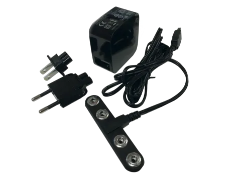 Schwarzes Ladegerät, Kabel und Adapter für Hotronic XLP Akkus des Surround Comfort XLP Sets.