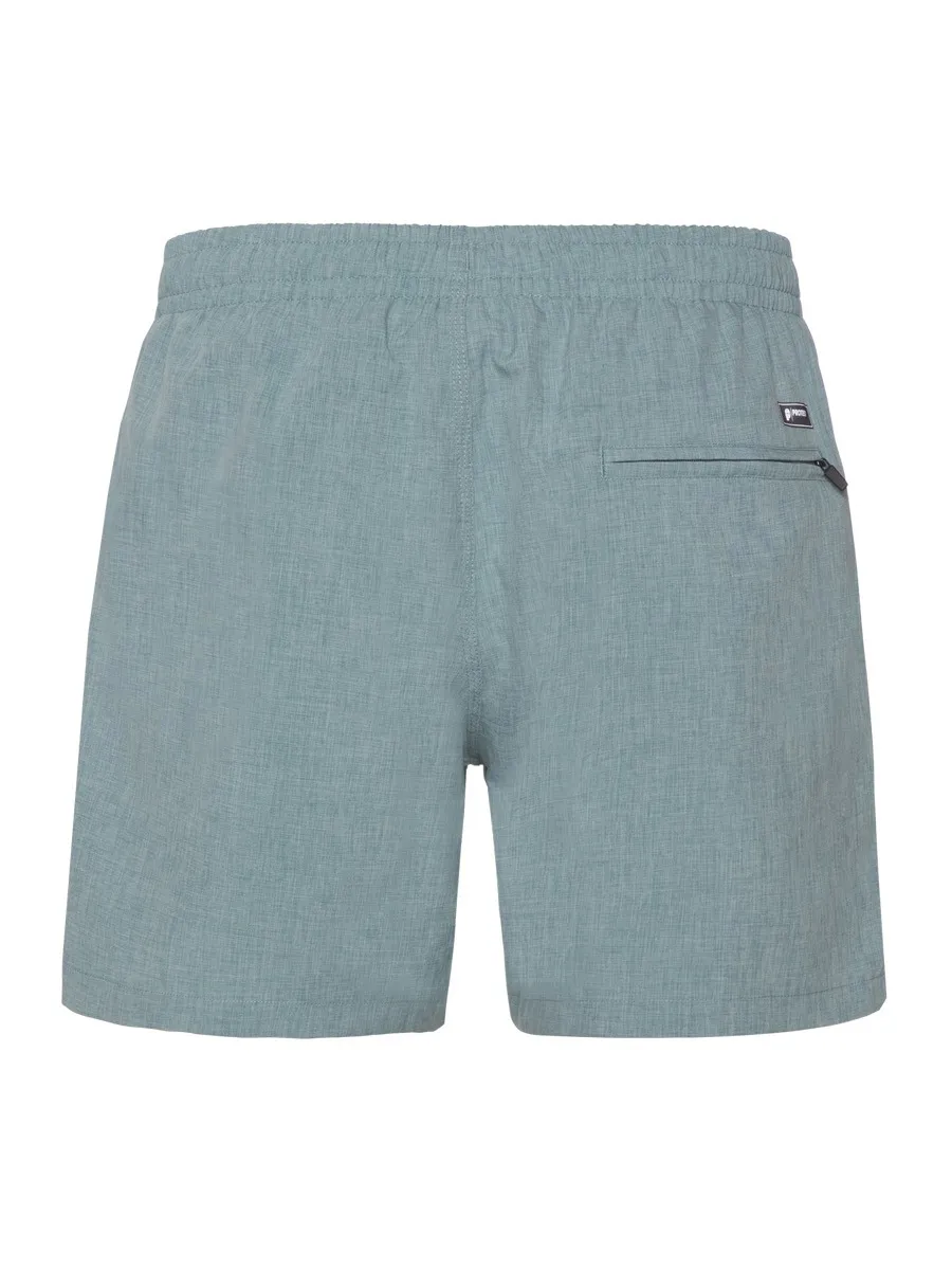 Hellblaue kurze Hose, von hinten mit Gummibund und einer Reißverschlusstasche rechts.