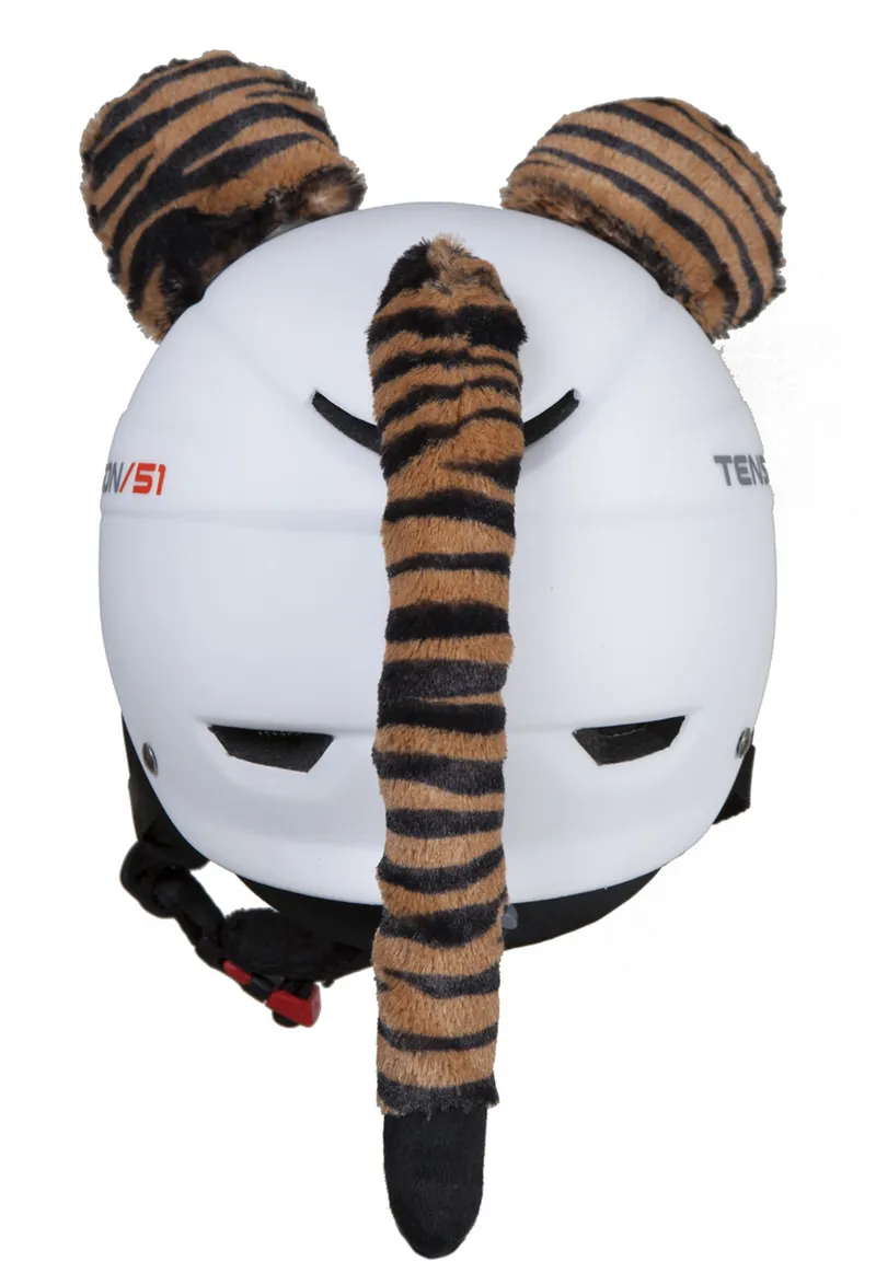 Ein weißer Helm mit befestigten Hoxyheads Tiger Ohren und einem Tiger Schwanz. Die Ohren und der Schwanz sind braun-schwarz gestreift.