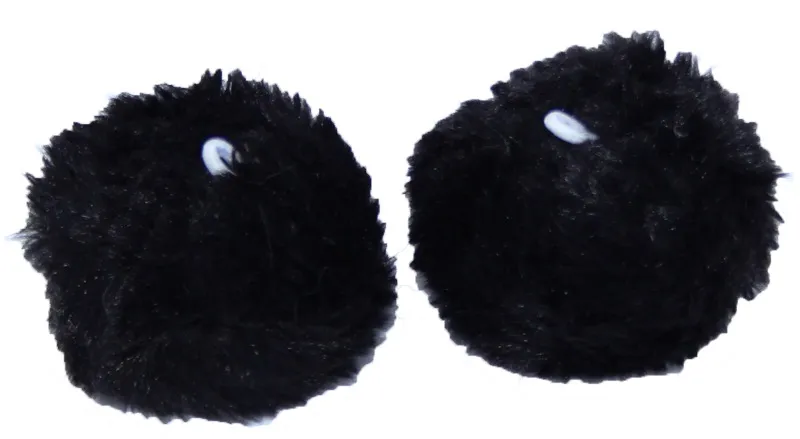 Zwei flauschige, schwarze Pompons auf weißem Hintergrund. Jeder hat eine kleine weiße Befestigungsschlaufe. Dekorative Winteraccessoires für Kinder, ideal zum Aufwerten von Mützen, Sturmhauben u.a. für einen verspielten Look.