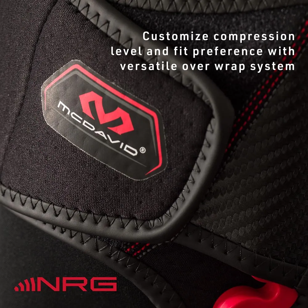 Detail der McDavid NRG Knee Over Wrap 30590, Over-Wrap Design mit Logo. Einstellbare Kompression für Halt und Komfort.