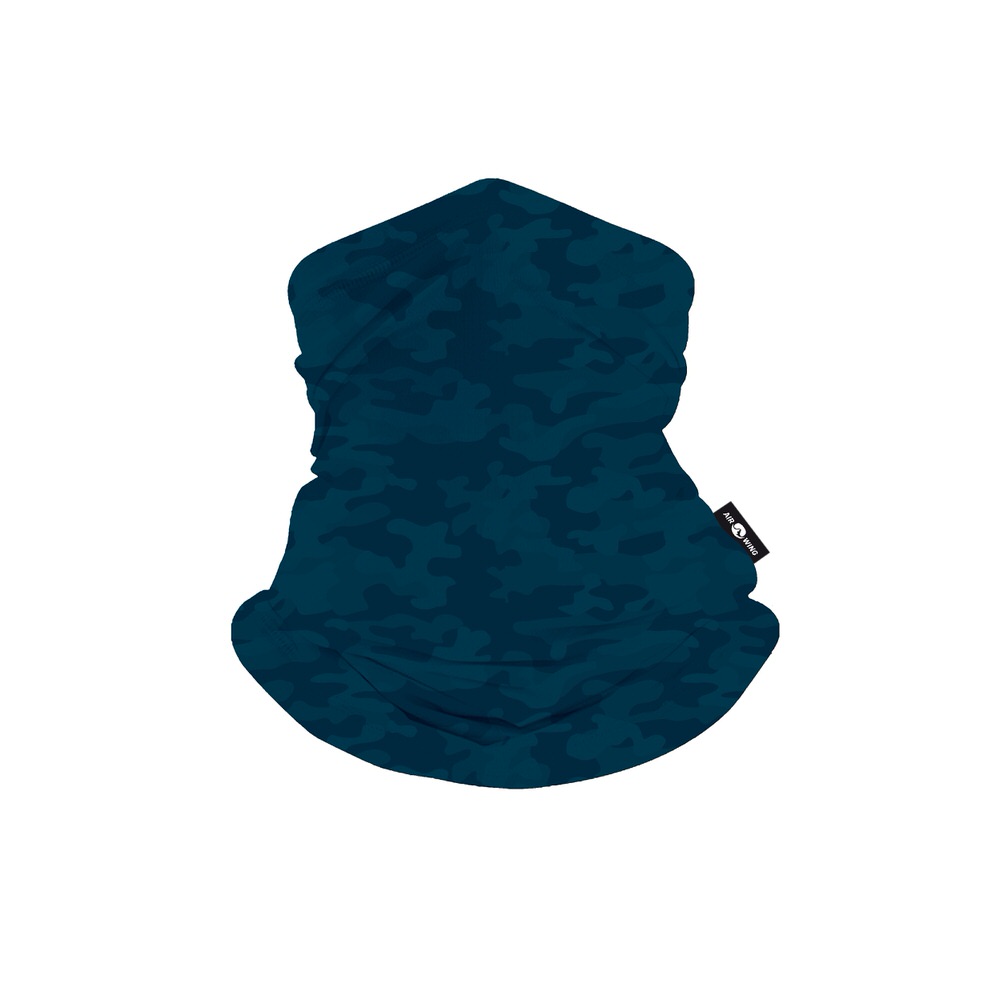 Blauer Tarn-Maskenschal, hochgezogen, mit kleinem Airwing-Logo an der Seite.
