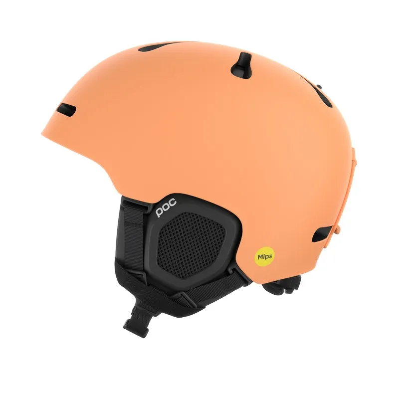 Pfirsichfarbener Skihelm der Marke POC, Seitenansicht mit schwarzen Details und Ohrschutz, isoliert vor weißem Hintergrund.