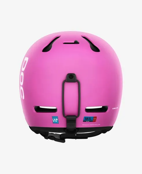 Rosa Auric Cut Skihelm von hinten, mit Belüftungslöchern, Größenetikett und Brillenclip.