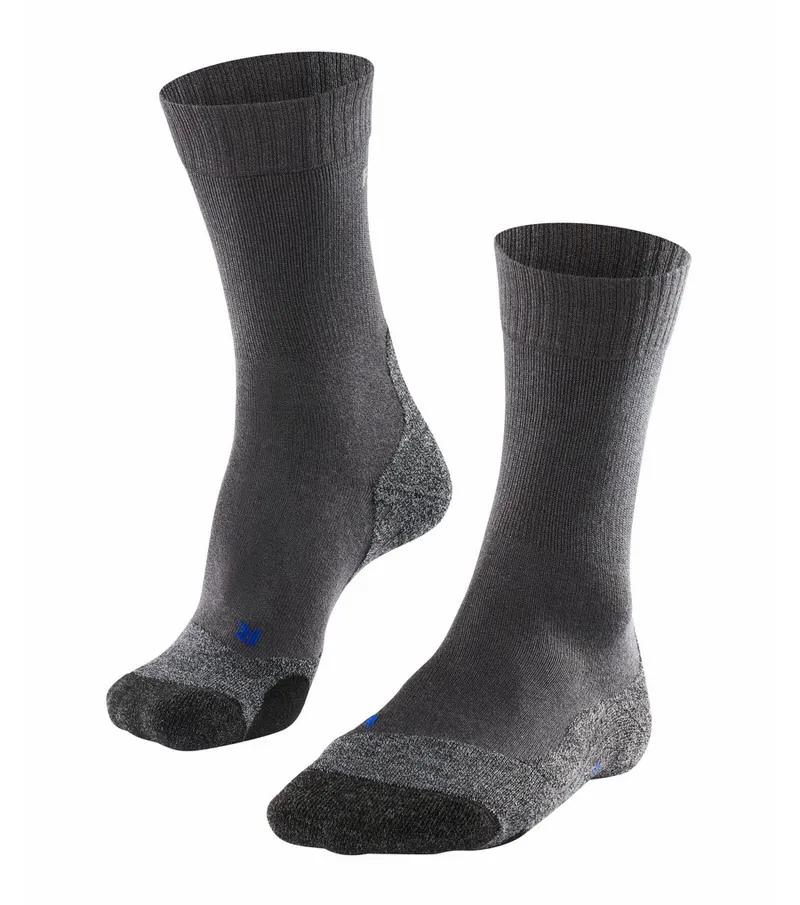 Zwei graue Trekking Socken, eine stehend und eine leicht geneigt, mit dunkleren Zehen.