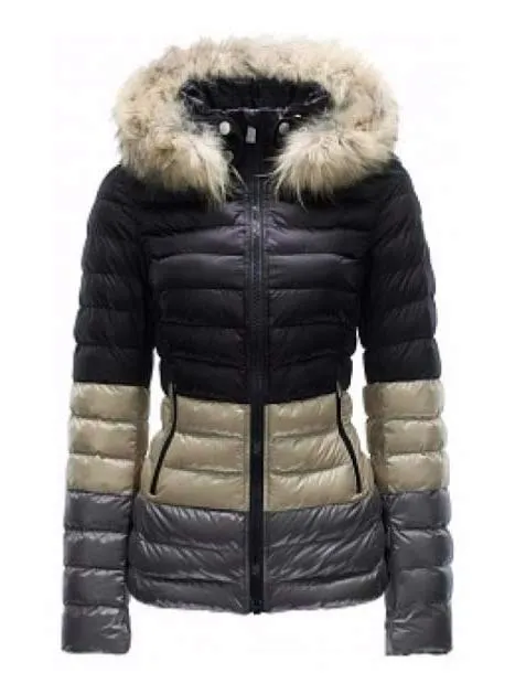 Gesteppte Toni Sailer Margot Jacke in Schwarz, Sand und Grau mit Fellkapuze.