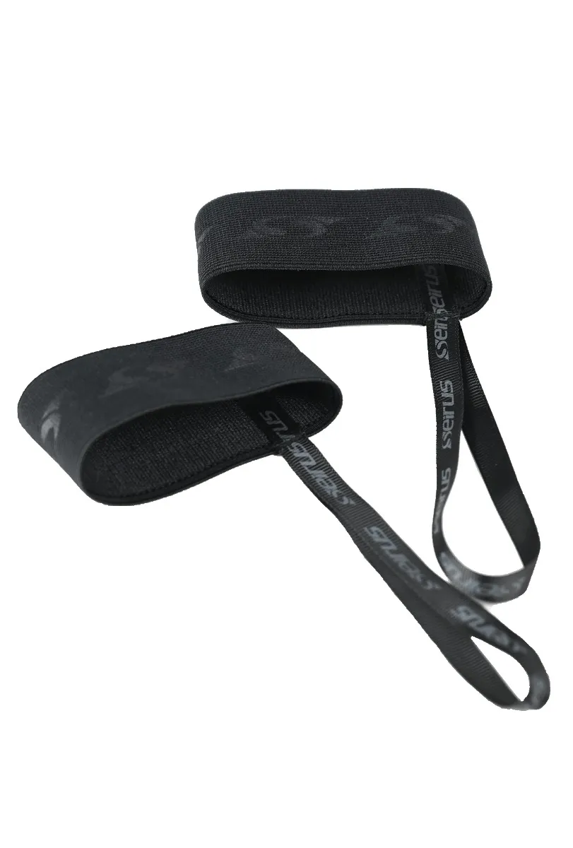 Zwei schwarze Comfort Leash Handschuh-Leinen, bestehend aus elastischem Band mit Logo und Schlaufe, isoliert auf Weiß.
