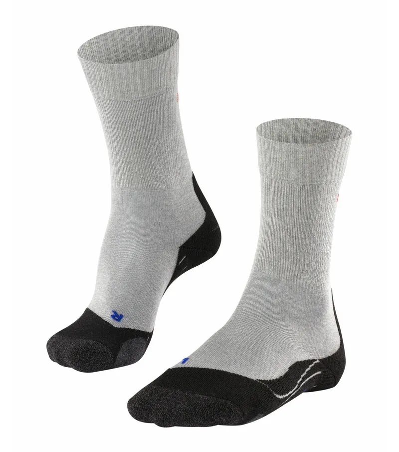 Zwei graue TK2 Cool Damen Trekking Socken, eine steht, eine liegt, mit schwarzer Zehen- und Fersenkappe.