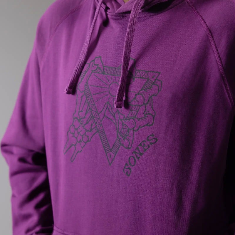 Lila Jones Organic Cotton Hoodie mit Kordelzug und dezentem Logo auf der Brust.