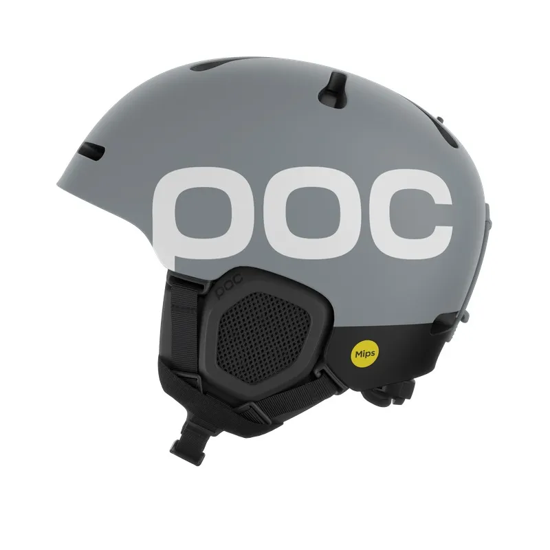 Grauer Skihelm der Marke POC, Seitenansicht, mit weißem POC-Logo, Ohrenschutz und Mips-Aufkleber.