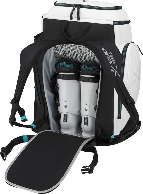 Head Rebels Racing Backpack L mit Skischuhen im separaten Fach, geöffnet. Der Rucksack ist schwarz-weiß mit türkisen Details.